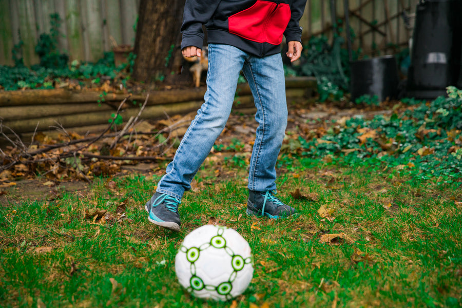 Niño jugando fútbol